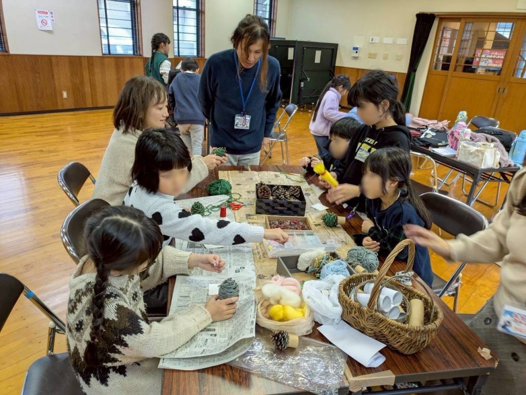 写真：ある放課後の風景（工作の様子）